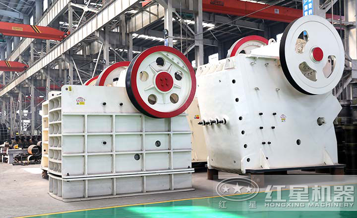 顎式破碎機實拍圖，型號多樣，價格在10-80萬之間